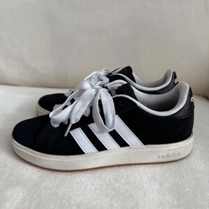 Adidas Navy Suede Low Top Sneakers White Stripes Gum Sole fits 7-7.5
